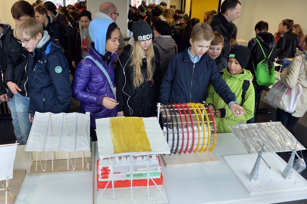 Schülerwettbewerb_überDACHt2016_01_Ausstellung_11-03-16_004.JPG