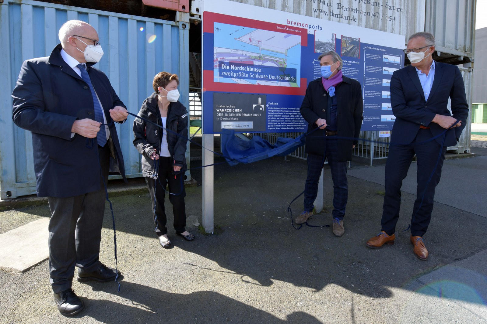 (v.l.n.r.) Der Präsident der Bundesingenieurkammer Dr. Heinrich Bökamp, die Bremer Senatorin für Wissenschaft und Häfen Dr. Claudia Schilling, bremenports-Geschäftsführer Robert Howe und Torsten Sasse, Präsident der Ingenieurkammer Bremen weihen die Ehrenplakette ein. Foto: Michael Bahlo
