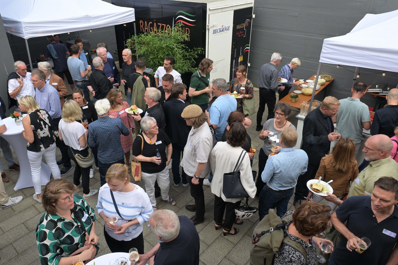 Ein Abend voller lebhafter Gespräche mit Kolleginnen und Kollegen bei kühlen Getränken.